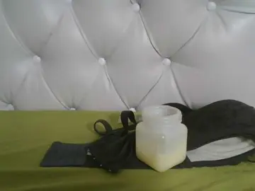 Bongacams Live Sex Cam of Naughtypetite1
