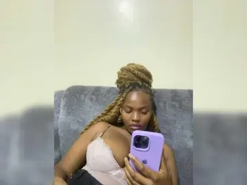 Bongacams Free Porn Cam of Curvy-maxy9