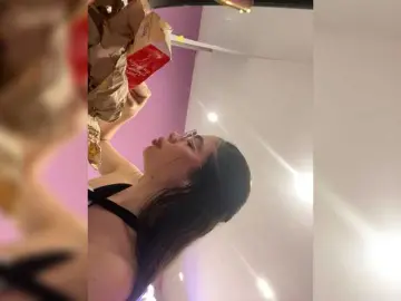 Bongacams Watch Live Sex Cams of LeiaStone