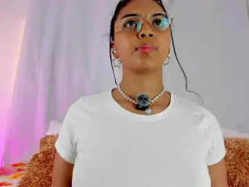 Bongacams Nude Webcam of Melodymoore