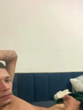 Cam4 Free Live Porn of Mlknovinhooo