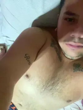 Cam4 Live Sex of Lucaswolf33