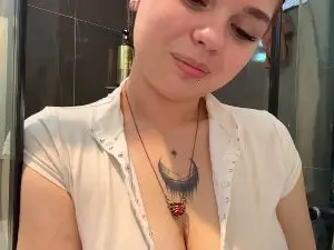 Cam4 Live Sex of RhiannonTaruc