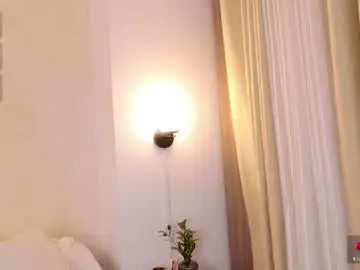 Chaturbate Live Sex Cam of mia_white11