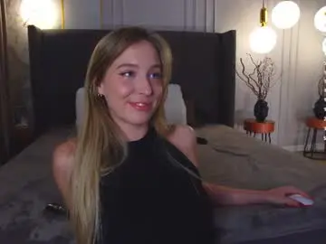 Chaturbate Live Sex Cam of loraineluff