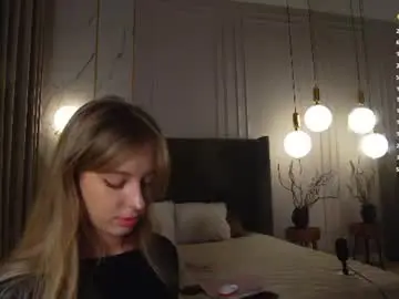 Chaturbate Live Sex Cam of loraineluff