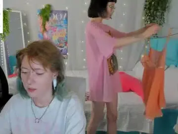 Chaturbate Live Sex Cam of elira_vane
