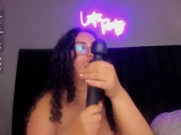 Chaturbate Live Sex Cam of isaxcurves