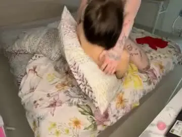 Chaturbate Live Sex Cam of honeyfunnylove1