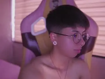 Chaturbate Live Sex Cam of tommy_blue1