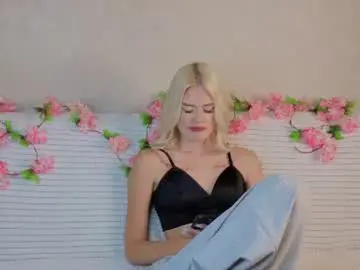 Chaturbate Nude Webcam of _blondemoor_