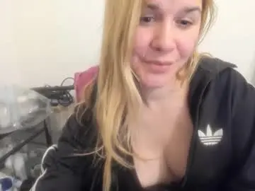 Chaturbate Live Sex of artsyandcraftsy_