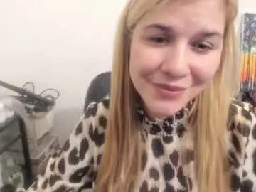 Chaturbate Live Sex of artsyandcraftsy_