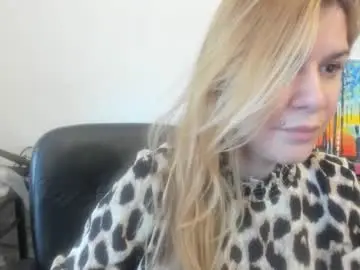 Chaturbate Live Sex Cam of artsyandcraftsy_