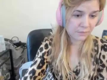 Chaturbate Live Sex of artsyandcraftsy_