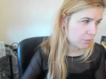 Chaturbate Live Sex Cam of artsyandcraftsy_