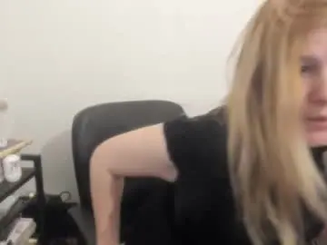 Chaturbate Live Sex Cam of artsyandcraftsy_