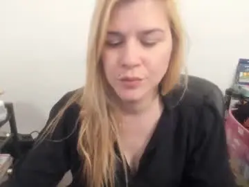 Chaturbate Live Sex Cam of artsyandcraftsy_