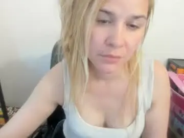 Chaturbate Live Sex Cam of artsyandcraftsy_