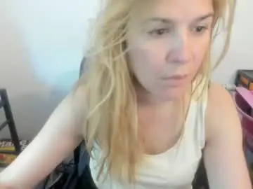 Chaturbate Live Sex of artsyandcraftsy_