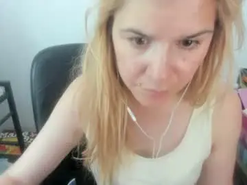 Chaturbate Live Sex Cam of artsyandcraftsy_