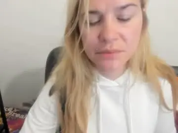 Chaturbate Live Sex of artsyandcraftsy_