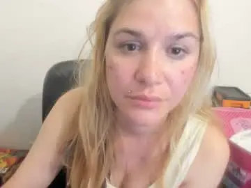 Chaturbate Live Sex of artsyandcraftsy_