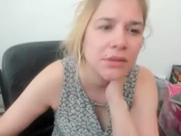 Chaturbate Live Sex Cam of artsyandcraftsy_