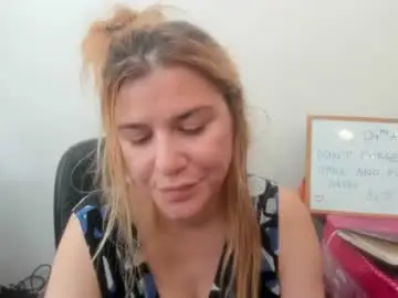 Chaturbate Live Sex of artsyandcraftsy_