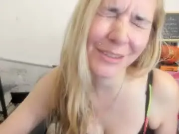 Chaturbate Live Sex Cam of artsyandcraftsy_