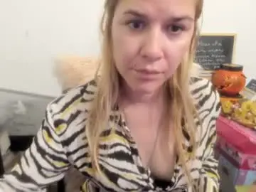 Chaturbate Live Sex Cam of artsyandcraftsy_