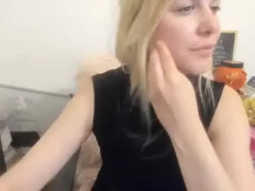 Chaturbate Live Sex Cam of artsyandcraftsy_