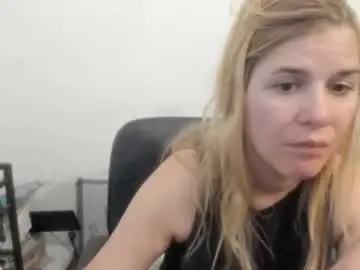 Chaturbate Live Sex of artsyandcraftsy_