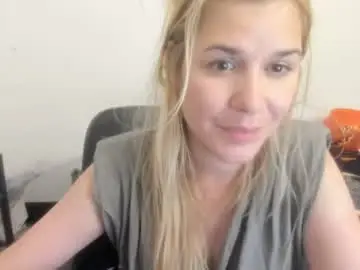 Chaturbate Live Sex Cam of artsyandcraftsy_