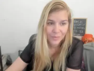 Chaturbate Live Sex Cam of artsyandcraftsy_