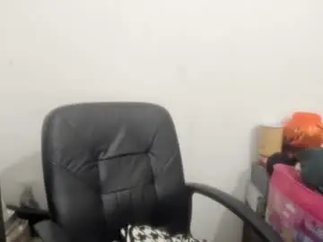 Chaturbate Live Sex Cam of artsyandcraftsy_