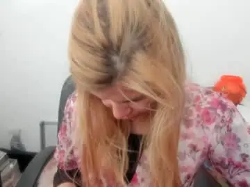 Chaturbate Live Sex of artsyandcraftsy_