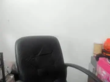 Chaturbate Live Sex Cam of artsyandcraftsy_