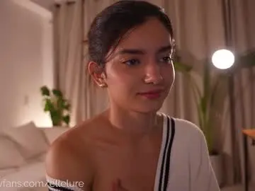 Chaturbate Live Sex Cam of ellelure_