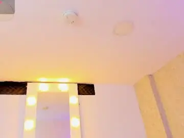 Chaturbate Live Sex Cam of littlee_mia