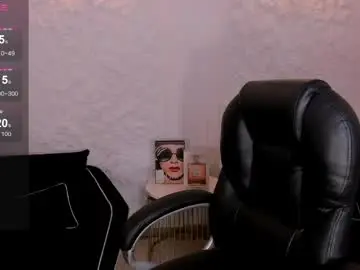 Chaturbate Watch Live Sex Cams of mialaurence_