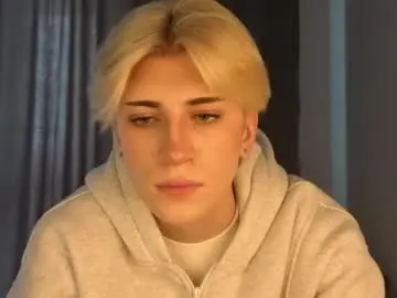 Chaturbate Live Sex Cam of oliver_star_boy