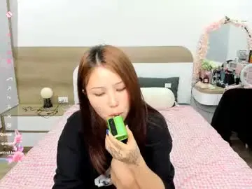 Chaturbate Live Sex Cam of little_yena