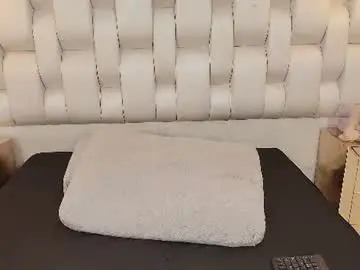 Chaturbate Live Sex Cam of paulinekosh