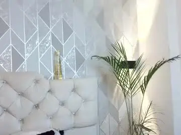 Chaturbate Live Sex Cam of mia_roux13