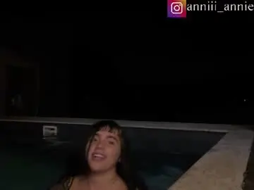 Chaturbate Live Sex Cam of annie_snow_