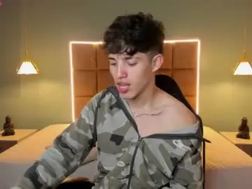 Chaturbate Live Sex Cam of alejootwink