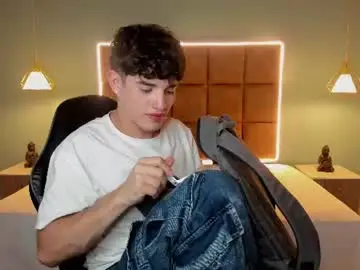 Chaturbate Live Sex Cam of alejootwink