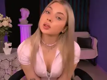 Chaturbate Live Sex Cam of hyileyclark