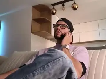 Chaturbate Live Sex of phantom_bigger1